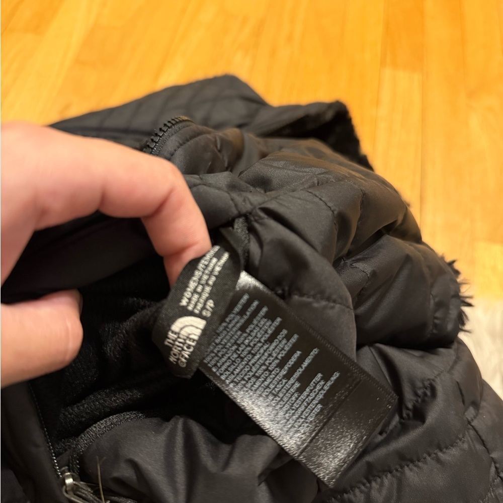 women’s north face vest - Picture 4 of 4